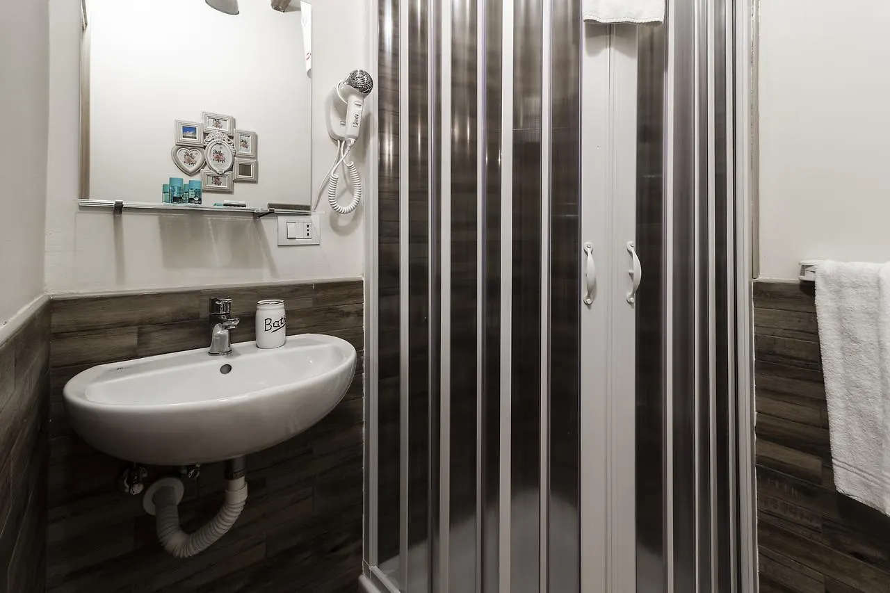 Flori'S Bed & Breakfast Viareggio Italy